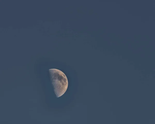 Meia Lua Céu Cor Azul Escuro Luz Laranja — Fotografia de Stock
