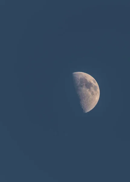 Halve Maan Donkerblauwe Kleur Lucht Oranje Licht — Stockfoto