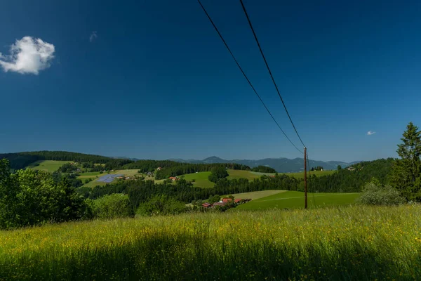 在奥地利南部的Niederer Schockl山附近经过 那里有绿色的草地和奶牛围栏 — 图库照片