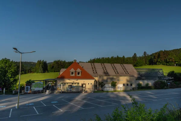 夏日阳光明媚的早晨 Sankt Radegund附近的缆索铁路下站 — 图库照片