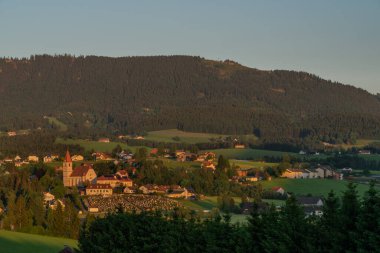 Güneşli bir akşamda Schockl Tepesi 'nin oradaki Semriach renkli köy.