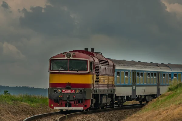 Diesel Červený Vlak Řeky Sazavy Jihu Prahy Letním Zataženém Dni — Stock fotografie