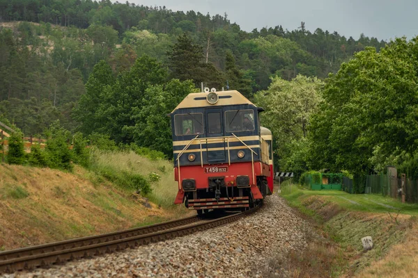 夏天阴天 布拉格南部萨萨瓦河附近的柴油红色火车 — 图库照片