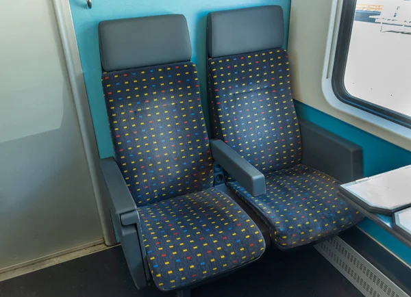 高速列車とオーストリアの色の座席とスイスの旅客ヨーロッパのコーチ — ストック写真