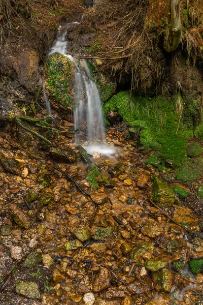 Malý Vodopád Poblíž Údolí Lisci Jarní Barvě Svěží Mokrý Den — Stock fotografie