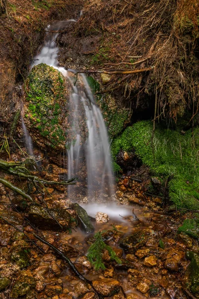 Malý Vodopád Poblíž Údolí Lisci Jarní Barvě Svěží Mokrý Den — Stock fotografie