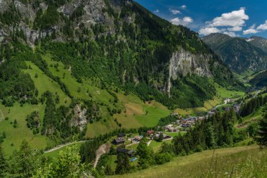 Grossarler ile yaz vadisi Ache küçük nehir ve mavi beyaz bulutlu gökyüzü