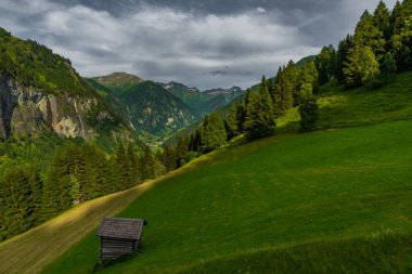 Grossarler ile yaz vadisi Ache küçük nehir ve mavi beyaz bulutlu gökyüzü