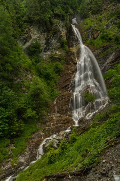 Cascada Kreealm Austria Montañas Los Alpes Una Gran Muralla Cerca — Foto de Stock