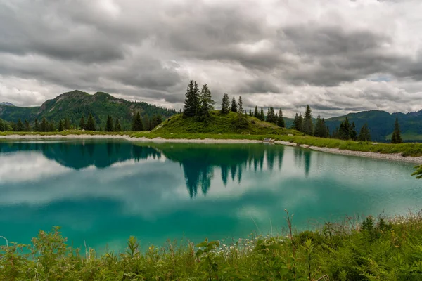 Beau Lac Bleu Vert Sur Grandes Montagnes Autriche Été Nuageux — Photo