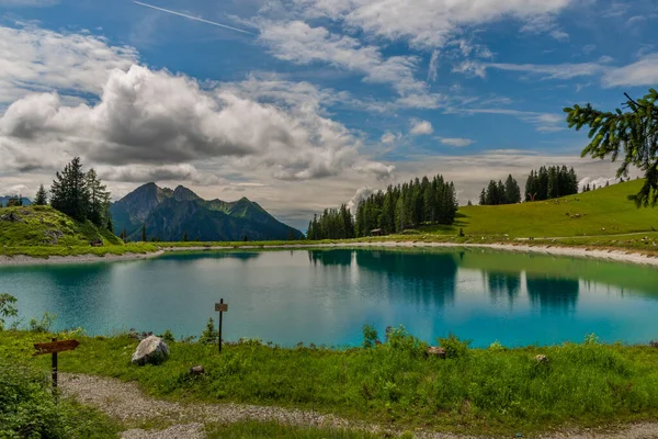 Lago Verde Azul Agradável Grandes Montanhas Áustria Verão Dia Fresco — Fotografia de Stock