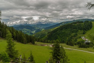 Avusturya dağları bulutlu yaz gününde Sankt Johann im Pongau yakınlarında