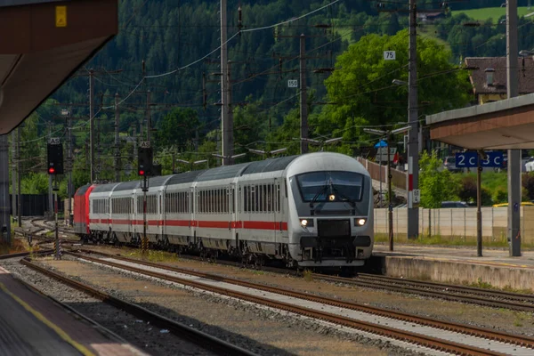 Niemcy Pociąg Austrii Góry Sankt Johann Pongau Letni Słoneczny Dzień — Zdjęcie stockowe