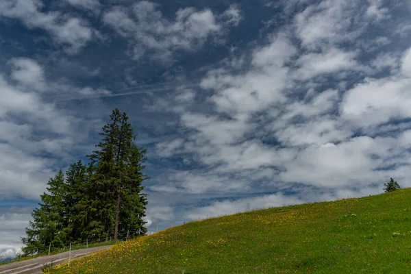 구름낀 여름날 근처의 오스트리아 — 스톡 사진