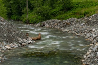 Avusturya 'da renkli küçük nehri olan vadi Kree köyü yakınlarındaki Alp dağları