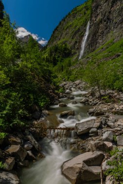 Sportgastein yakınlarındaki Schleierfall Şelalesi. Büyük renkli yaz dağları arasında.