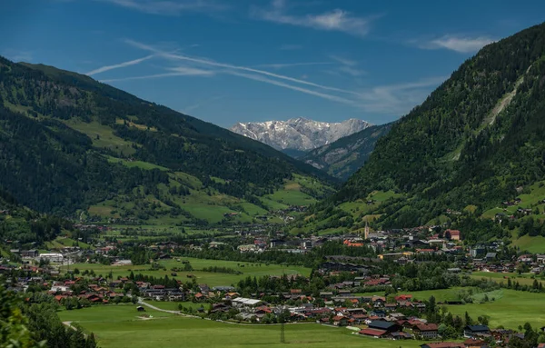 Kötü Hofgastein Kasabası Hızlı Avustralya Treninden Güneşli Yaz Ortasında — Stok fotoğraf