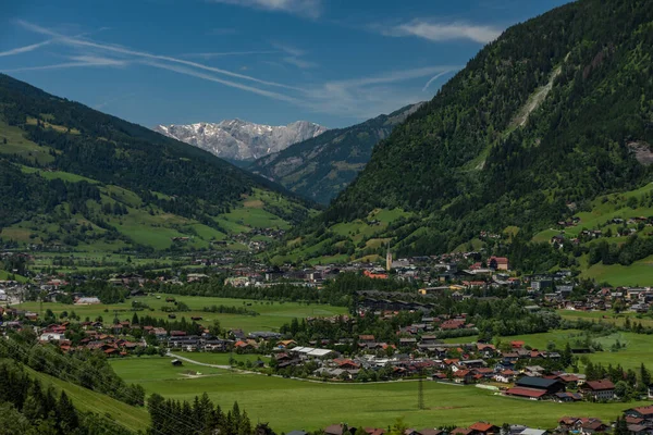 Kötü Hofgastein Kasabası Hızlı Avustralya Treninden Güneşli Yaz Ortasında — Stok fotoğraf