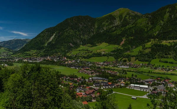 Bad Hofgastein Stad Från Snabb Austrien Tåg Mitt Fräsch Färg — Stockfoto