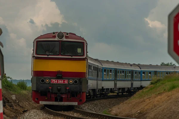 夏天阴天 布拉格南部萨萨瓦河附近的柴油红色火车 — 图库照片