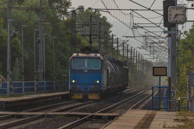 Olesko 'da gün batımında Bohemya' da tren ve küçük ıslık durakları.