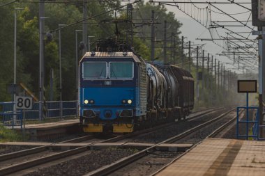 Olesko 'da gün batımında Bohemya' da tren ve küçük ıslık durakları.
