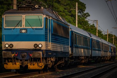 Olesko 'da gün batımında Bohemya' da tren ve küçük ıslık durakları.