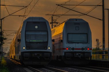 Olesko 'da gün batımında Bohemya' da tren ve küçük ıslık durakları.