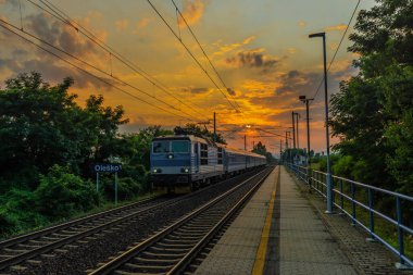Olesko 'da gün batımında Bohemya' da tren ve küçük ıslık durakları.