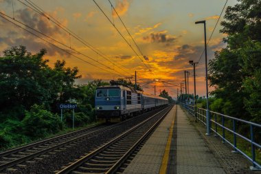 Olesko 'da gün batımında Bohemya' da tren ve küçük ıslık durakları.