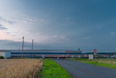 Olesko 'da gün batımında Bohemya' da tren ve küçük ıslık durakları.