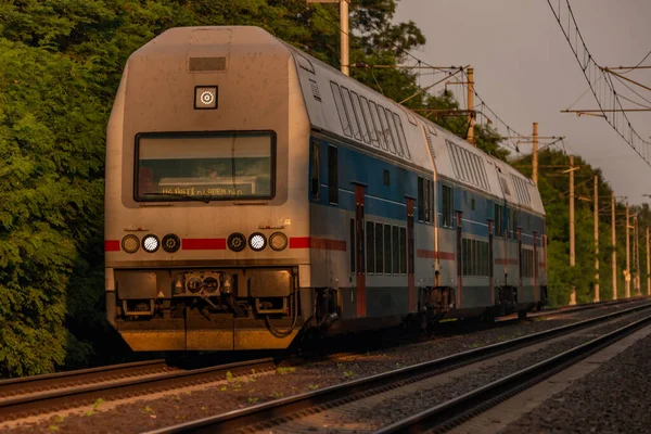 電車や小さな笛は日没オレンジの夜にボヘミア中央部のOleskoを停止します — ストック写真