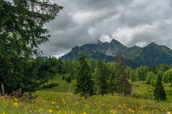 Kilátás Hegy Közelében Geisterturm Nyáron Zöld Felhős Forró Nap Ausztriában — Stock Fotó