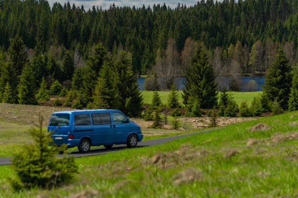 Auto Veloce Primavera Foresta Alba Strada Nera Bagnata Dopo Pioggia — Foto Stock