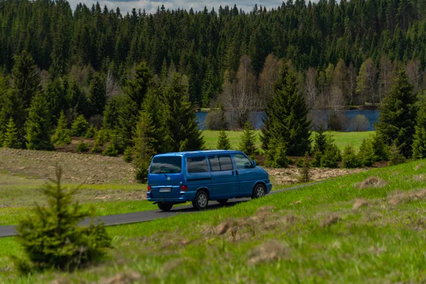 Auto Veloce Primavera Foresta Alba Strada Nera Bagnata Dopo Pioggia — Foto Stock