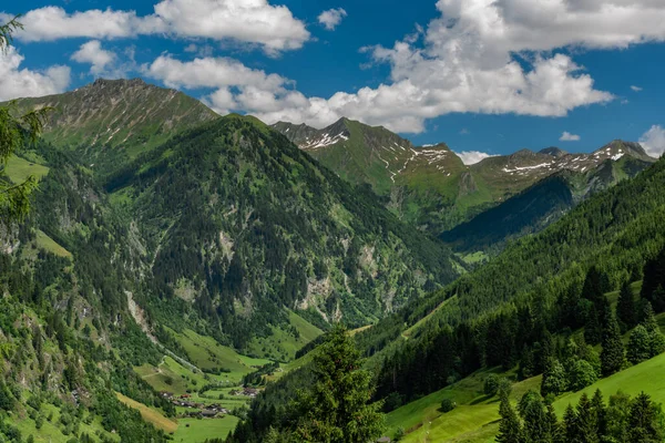 Grossarler Ile Yaz Vadisi Ache Küçük Nehir Mavi Beyaz Bulutlu — Stok fotoğraf