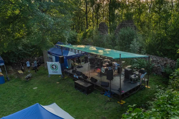 Kdyne镇附近Ryzmberk城堡的音乐庞克摇滚音乐会 — 图库照片