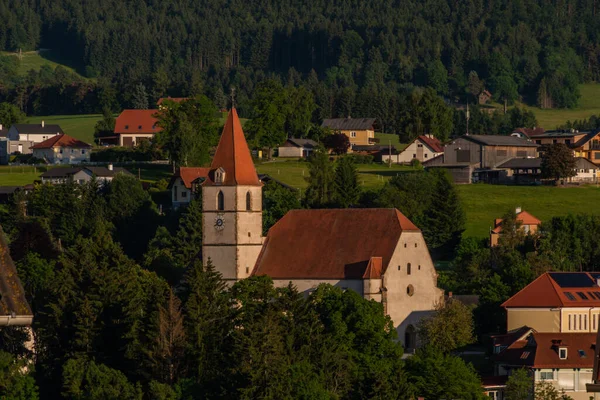 Semriach Village Couleur Avec Schockl Colline Coucher Soleil Soirée Ensoleillée — Photo