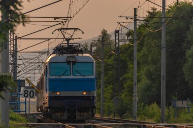 Olesko 'da gün batımında Bohemya' da tren ve küçük ıslık durakları.
