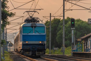 Olesko 'da gün batımında Bohemya' da tren ve küçük ıslık durakları.
