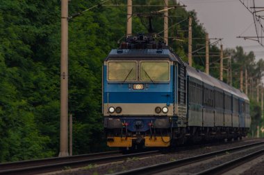 Olesko 'da gün batımında Bohemya' da tren ve küçük ıslık durakları.