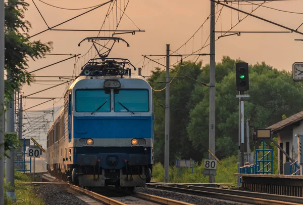 電車や小さな笛は日没オレンジの夜にボヘミア中央部のOleskoを停止します — ストック写真