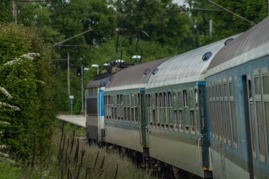 Karanlık yaz gününde camdan elektrik motoru ve mavi araba.