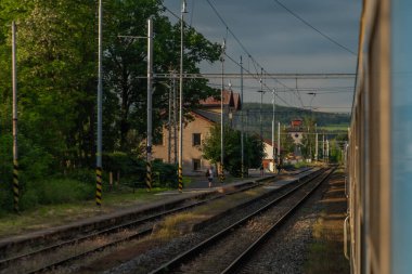 Güneşin doğduğu sabah renk saatinde Plzen kasabası yakınlarındaki mavi czech trenleri