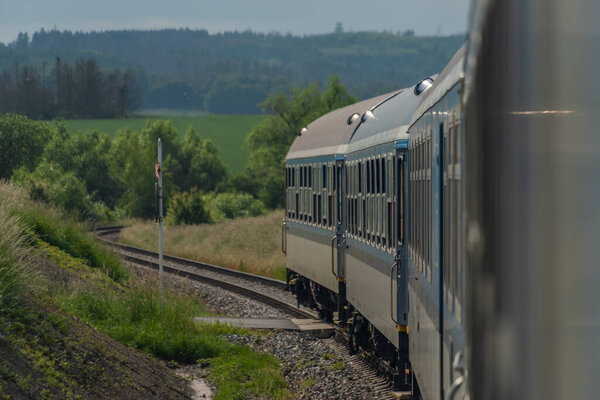 Электрический двигатель и синий автобус из окна в темный летний день