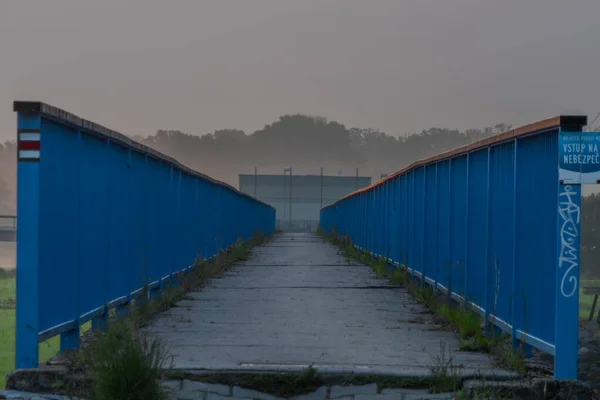 Ponte Azul Com Cerca Perto Rio Dyje Com Nascer Sol — Fotografia de Stock