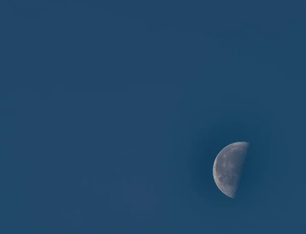 Meia Lua Céu Cor Azul Escuro Luz Laranja — Fotografia de Stock