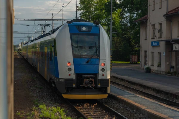 日の出の朝の色の時間にプルゼニの町の近くの青のチェコの列車 — ストック写真