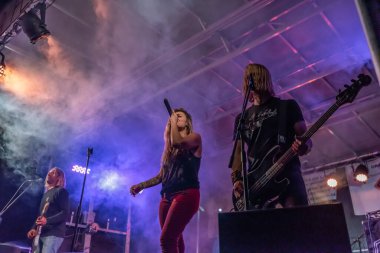 Rock grubu müzik festivali Jama Festivali 1408 2021 'de Kuzey Bohemya' nın Libochovice kasabasında