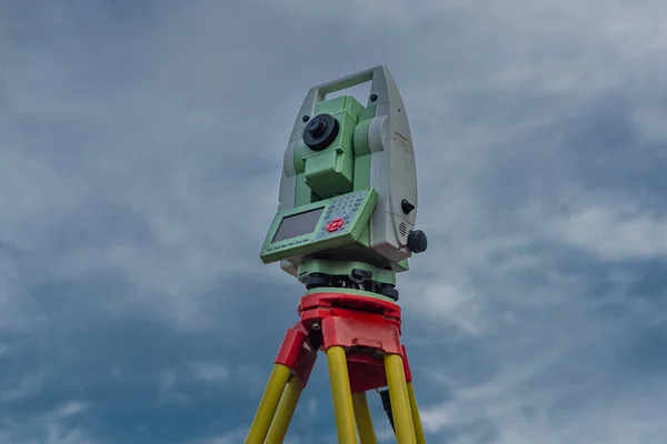 晴れた日に青い空と緑の木を持つ測量士のためのマシン — ストック写真